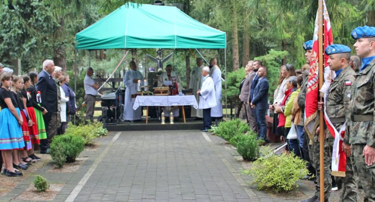 Zdjęcie z uroczystości w Trawnikach - msza święta sprawowana przed pomnikiem