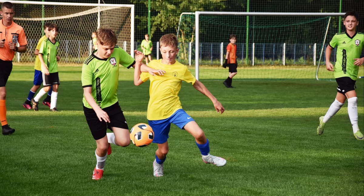 Zdjęcie z meczu Świętokrzyskiej II Ligi Młodzików Starszych pomiędzy GLKS Fałków a Football Family Jędrzejów