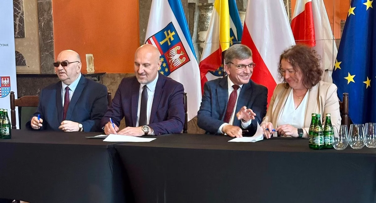 Zdjęcie z podpisania umowy przedstawicieli gminy Fałków z Samorządem Województwa Świętokrzyskiego