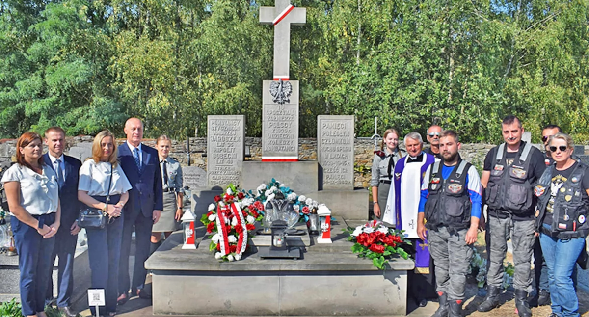 Zdjęcie archiwalne - przy pomniku powstańców na cmentarzu w Gowarczowie