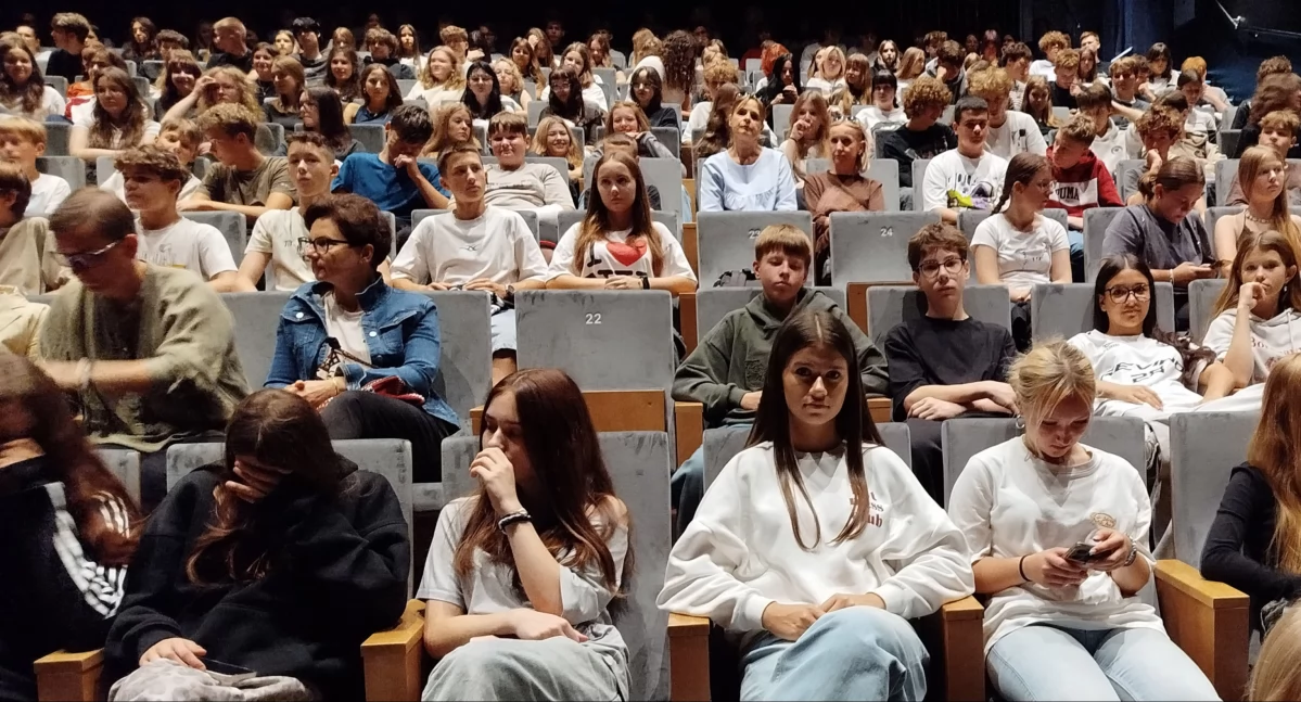 ZdjĘcie widowni KCK wypełnionej do ostatniego miejsca