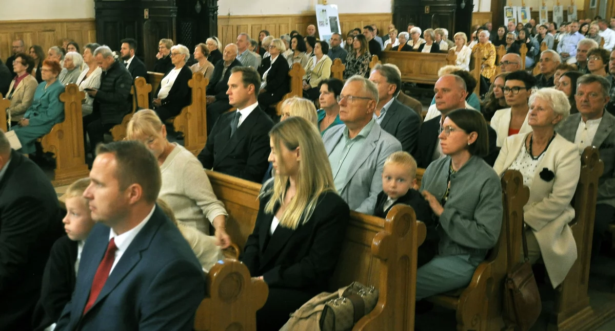 Zdjęcie uczestników mszy świętej w intencji misjonarza ks. Marcelego Prawicy w koneckiej kolegiacie