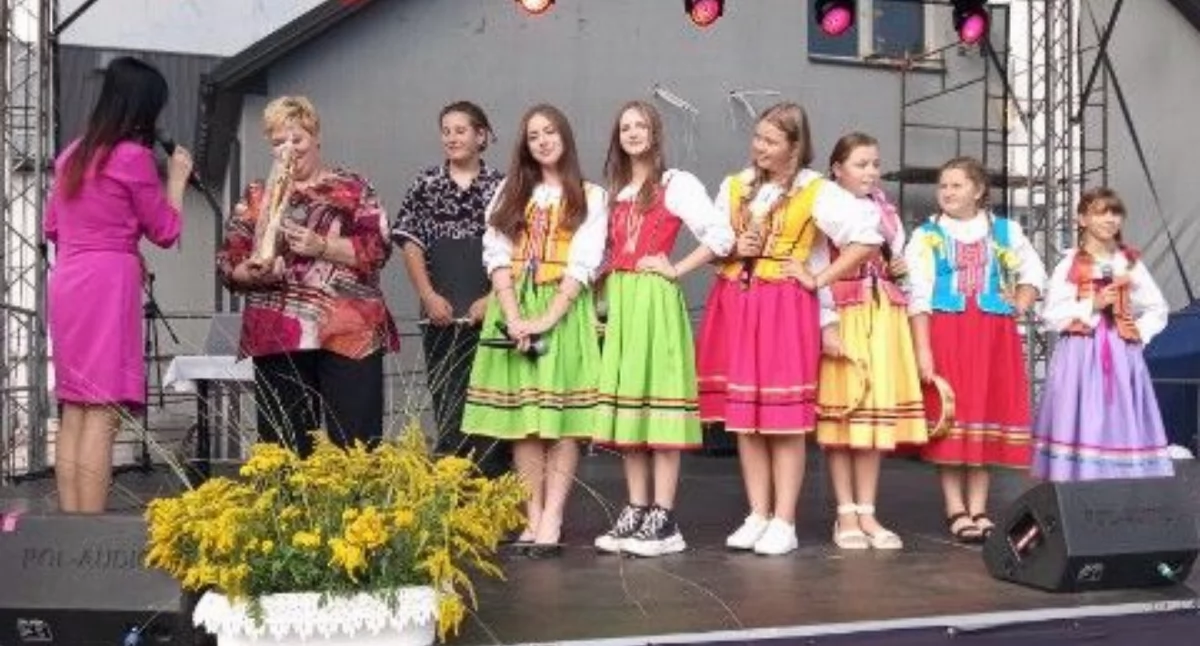 Zdjęcie zespołu Królewiaczki na scenie w Rudzie Białaczowskiej