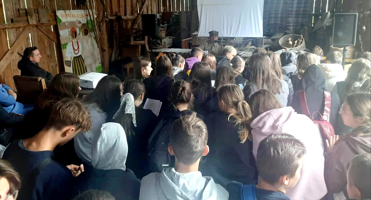 Zdjęcie z wyjątkowego spotkania, żywej lekcji historii w Cisowniku