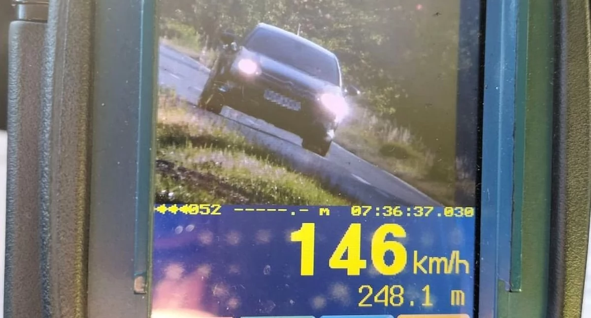 Zdjęcie urządzenia do pomiaru prędkości, które wykazało 146 km/godzinę