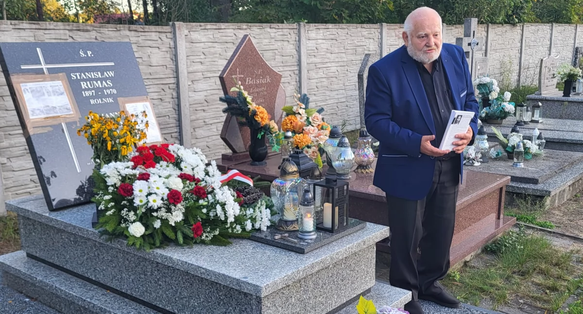 Zdjęcie: Adam Feliks Wojciechowski przy grobie ciotki Julianny Rumas
