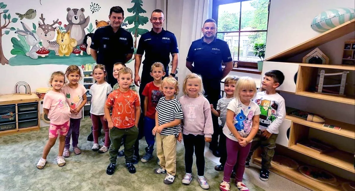 Zdjęcie policjantów i przedszkolaków
