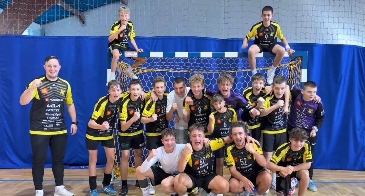 Zdjecie młodzików KSSPR I Końskie z trenerem Michałem Włodarskim po zwycieskim meczu z Iskrą I Kielce