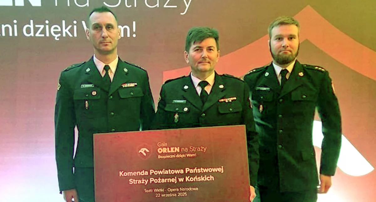 Zdjęcie - grant dla koneckich strażaków odbiera komendant powiatowy i oficer z KP