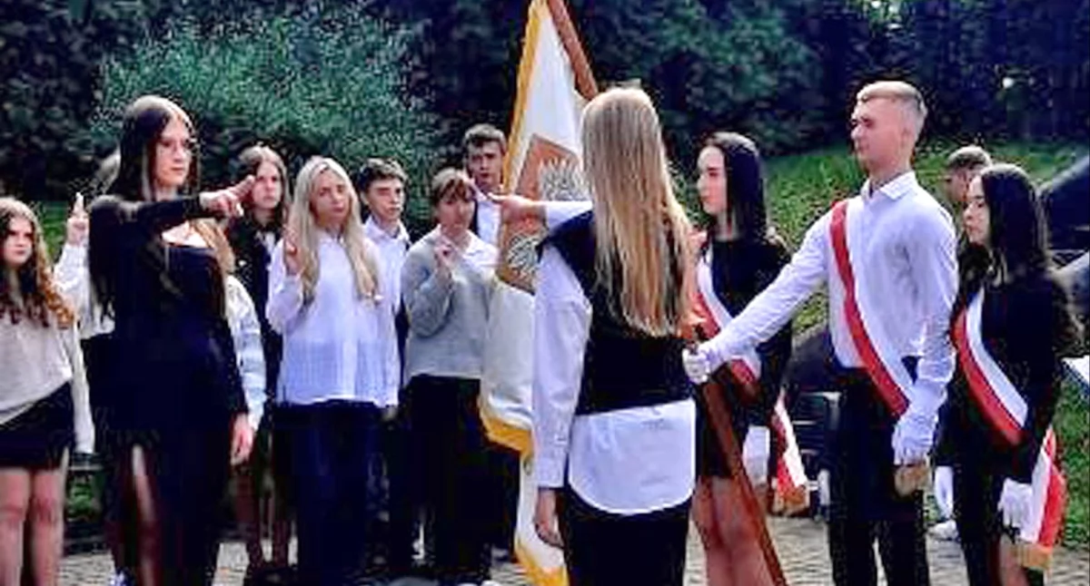 Zdjęcie ze ślubowania pierwszoklasistów w ZSP w Stąporkowie