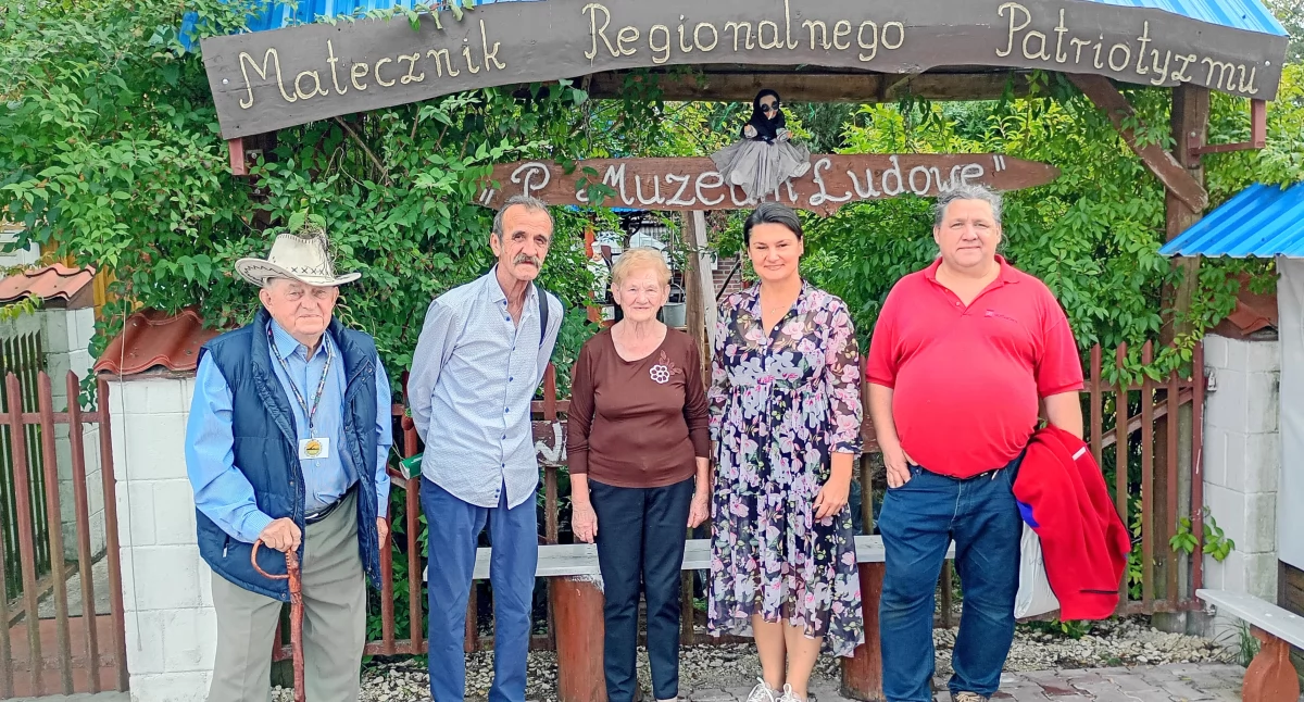Zdjęcie właścicieli muzeum i ekipy z PTTK Końskie na czele z Tadeuszem Śliwakiem (drugi z lewej)