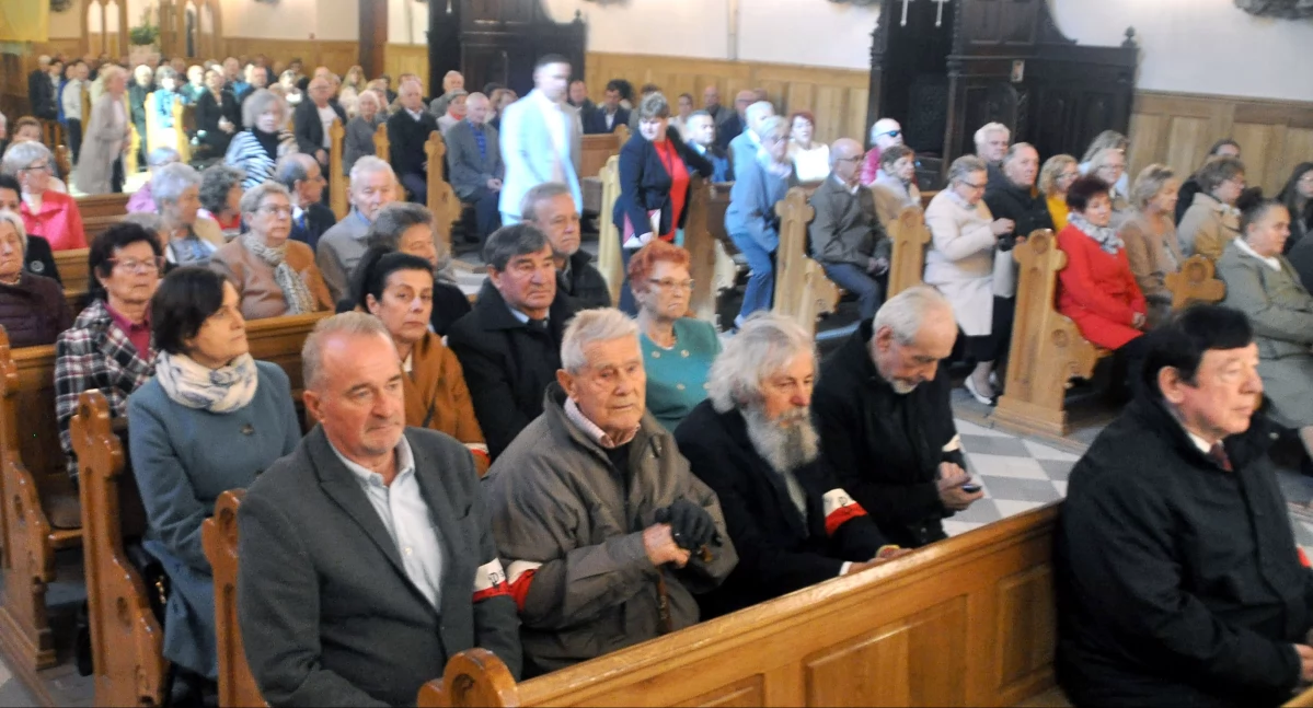 Zdjęcie z koneckiej kolegiaty - na pierwszym planie członkowie ŚZŻAK z kpt. Zdzisławem Kowalskim
