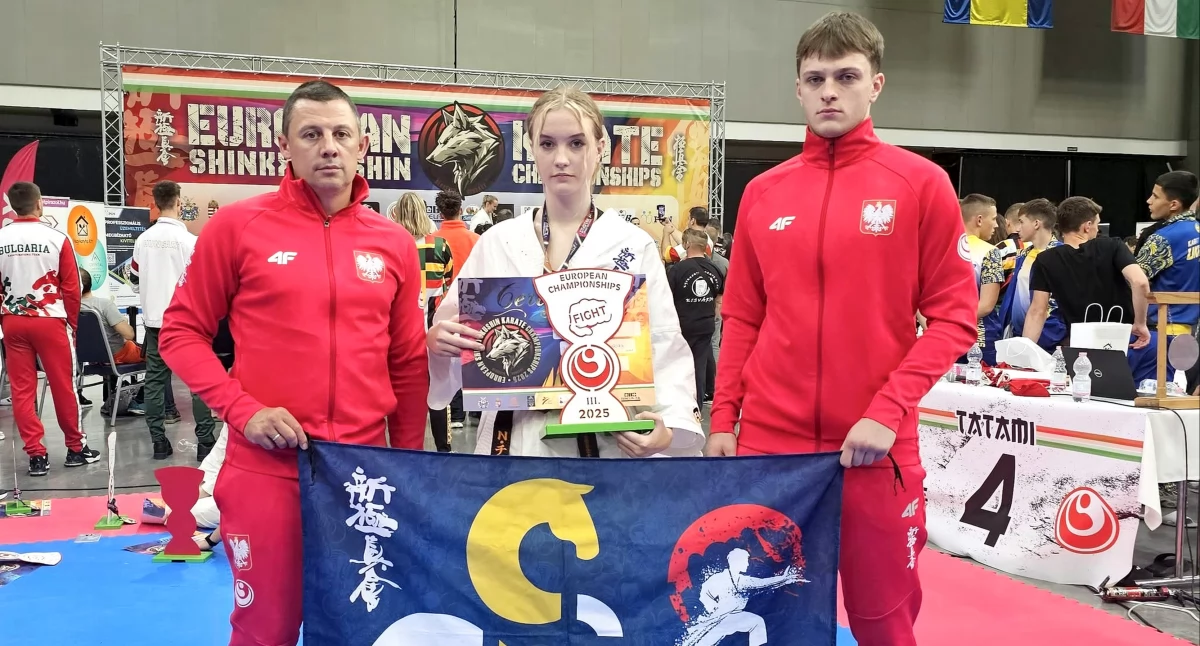 Pamiątkowe zdjęcie z Węgier: trener Mateusz Garbacz z podopiecznymi, Natalią Cieszkowską i Jakubem Owczarkiem