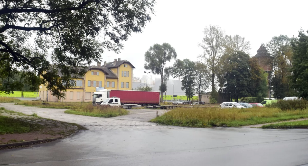 Zdjęcie placu od strony ulicy Sportowej