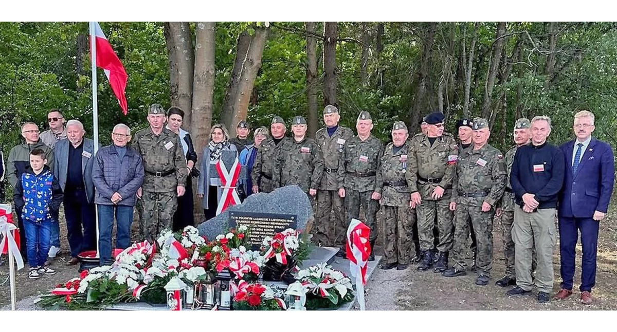 Zdjecie uczestników uroczystości pod pomnikiem