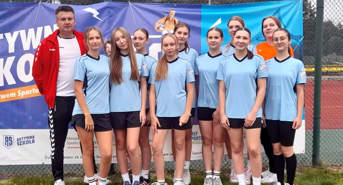 Zdjęcie drużyny SP Królewiec z opiekunem Jackiem Kołodziejczykiem