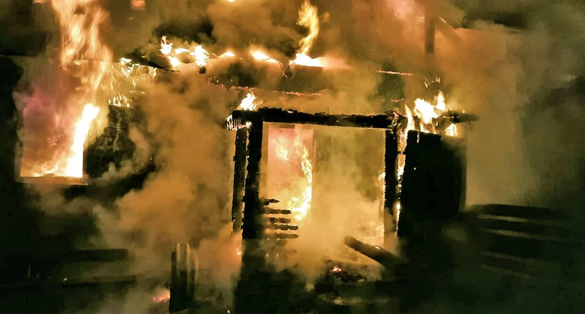 Zdjęcie domu, z którego zostały zgliszcza