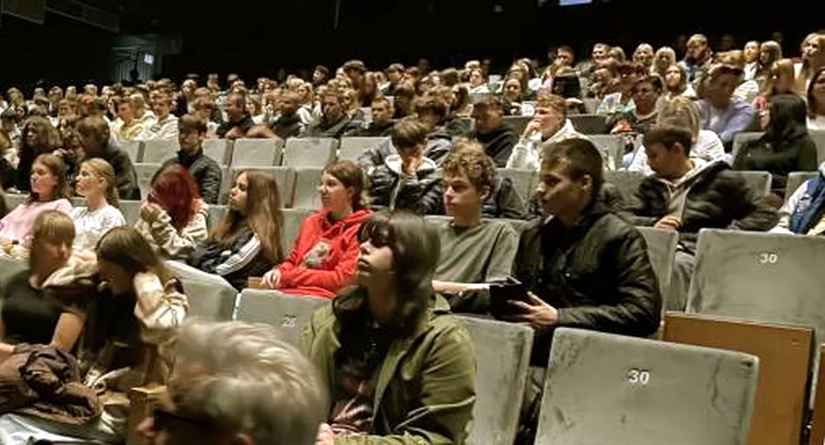 Zdjęcie wypełnionej sali widowiskowej KCK