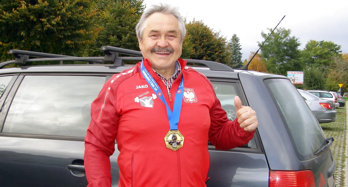 Zdjęcie Edwarda Herkulesa Rożnowskiego ze złotym medalem MŚ z Trnavy