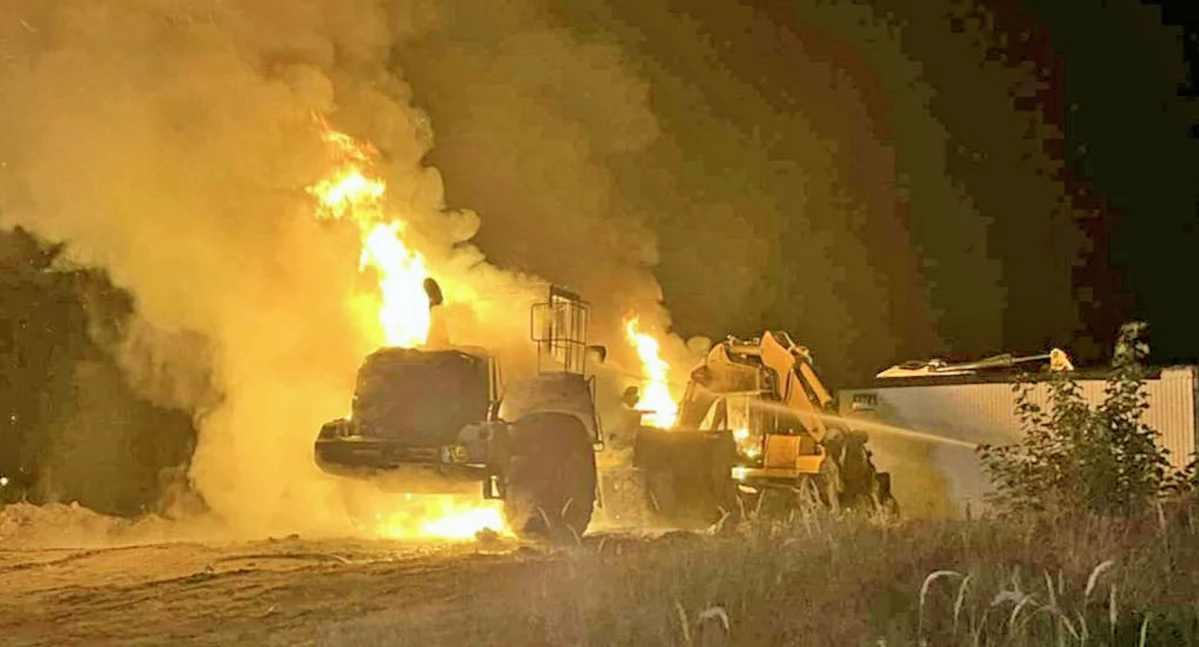 Zdjęcie palącej się maszyny budowlanej