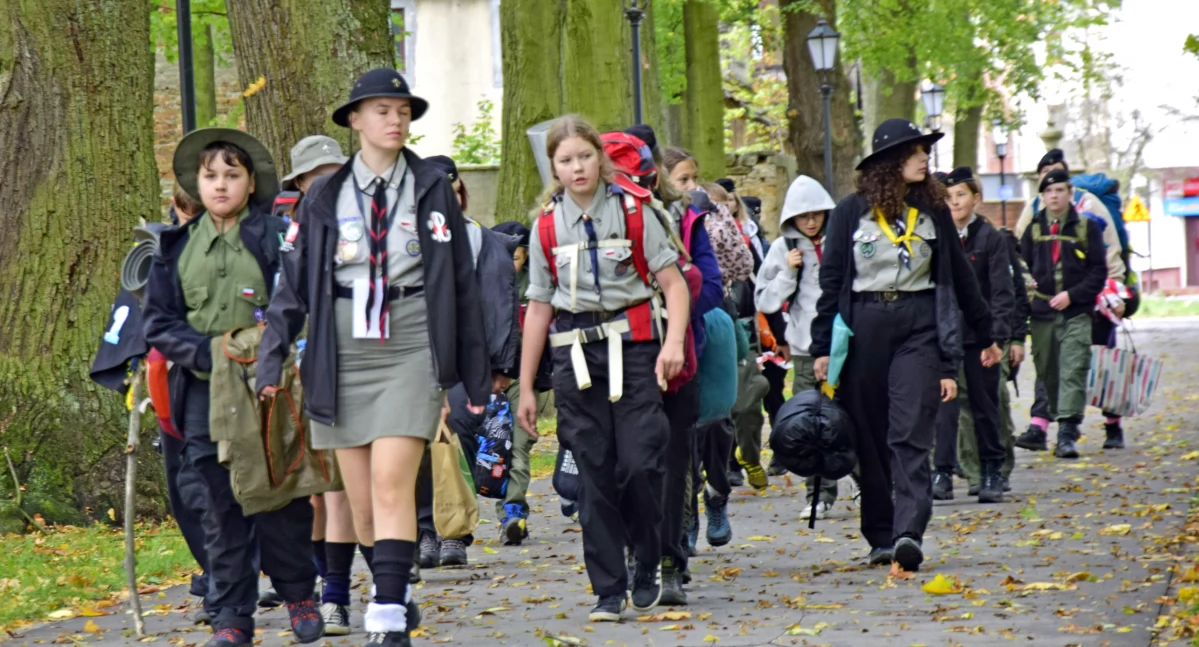 Zdjęcie kolejnej drużyny rajdowej, która dociera na apel