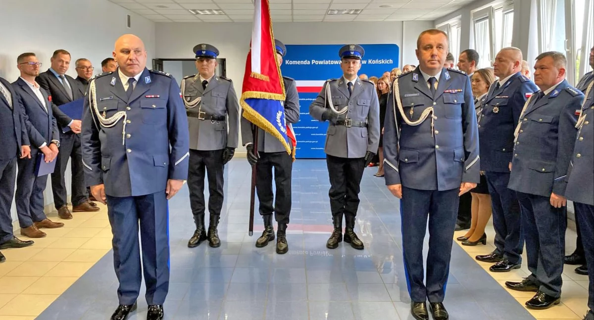 Zdjęcie: z lewej przyjmujący obowiązki mł. insp. Krzysztof Panaszewski, z prawej odchodzący nma emeryturę insp. Mariusz Przyborowski