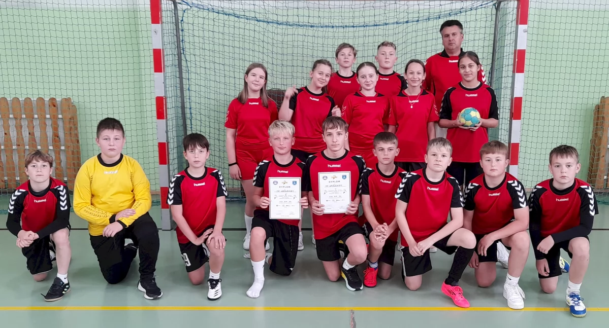 Zdjęcie drużyn U-11 i U-12 SP Królewiec z opiekunem Jackiem Kołodziejczykiem