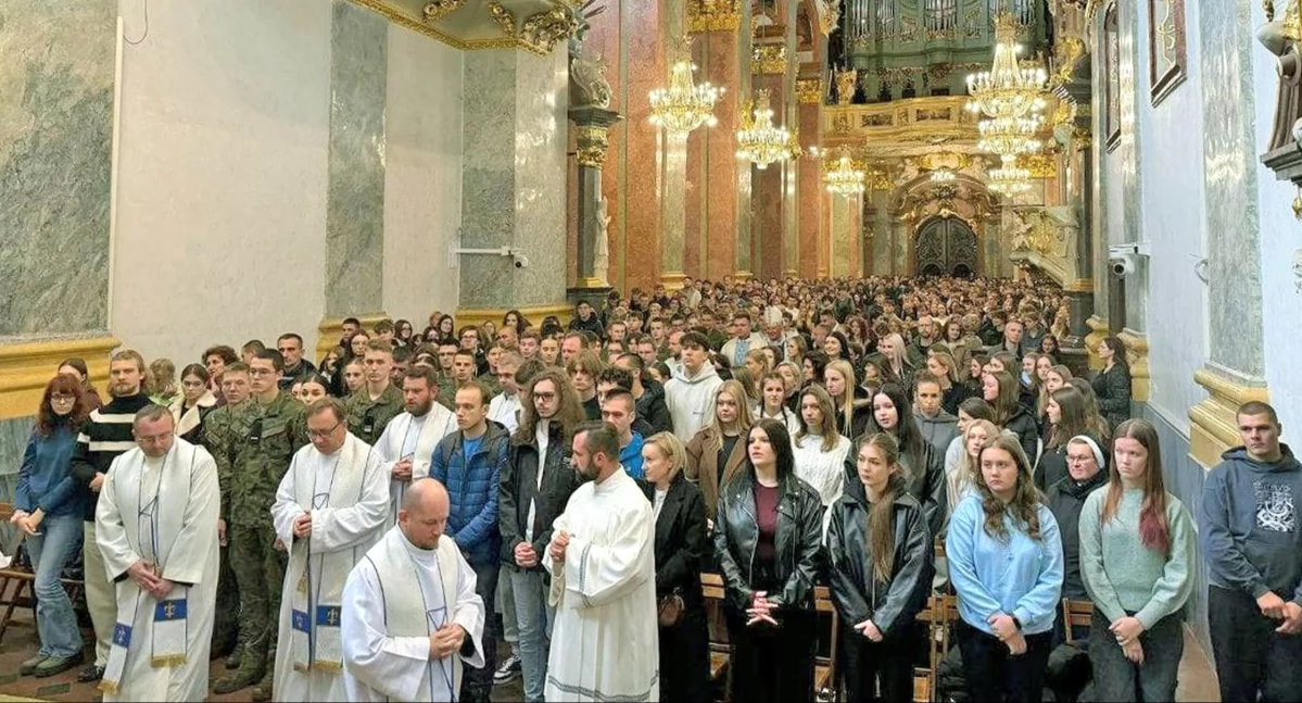Zdjęcie modlących się maturzystów w klasztorze na Jasnej Górze w Częstochowie