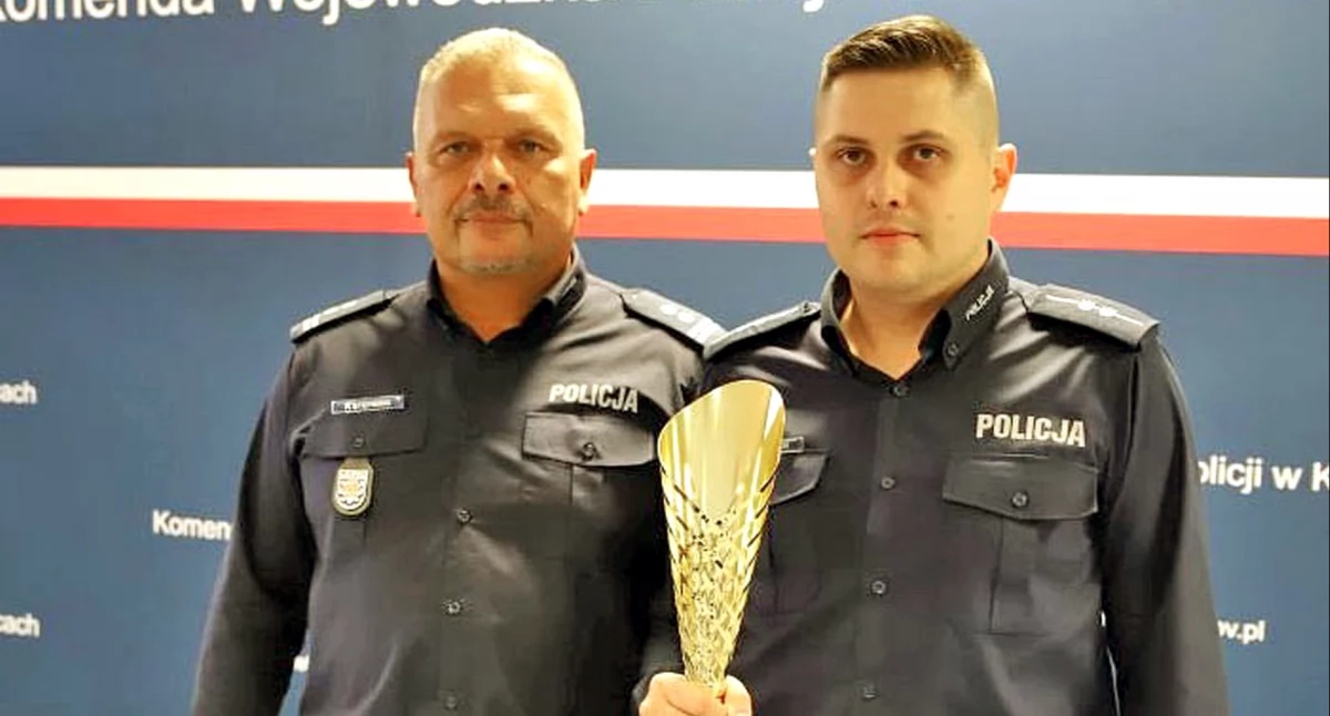 Zdjęcie asp. Piotra Przygodzkiego i z-cy kom. pow. policji w Końskich mł. insp. Pawła Stępińskiego