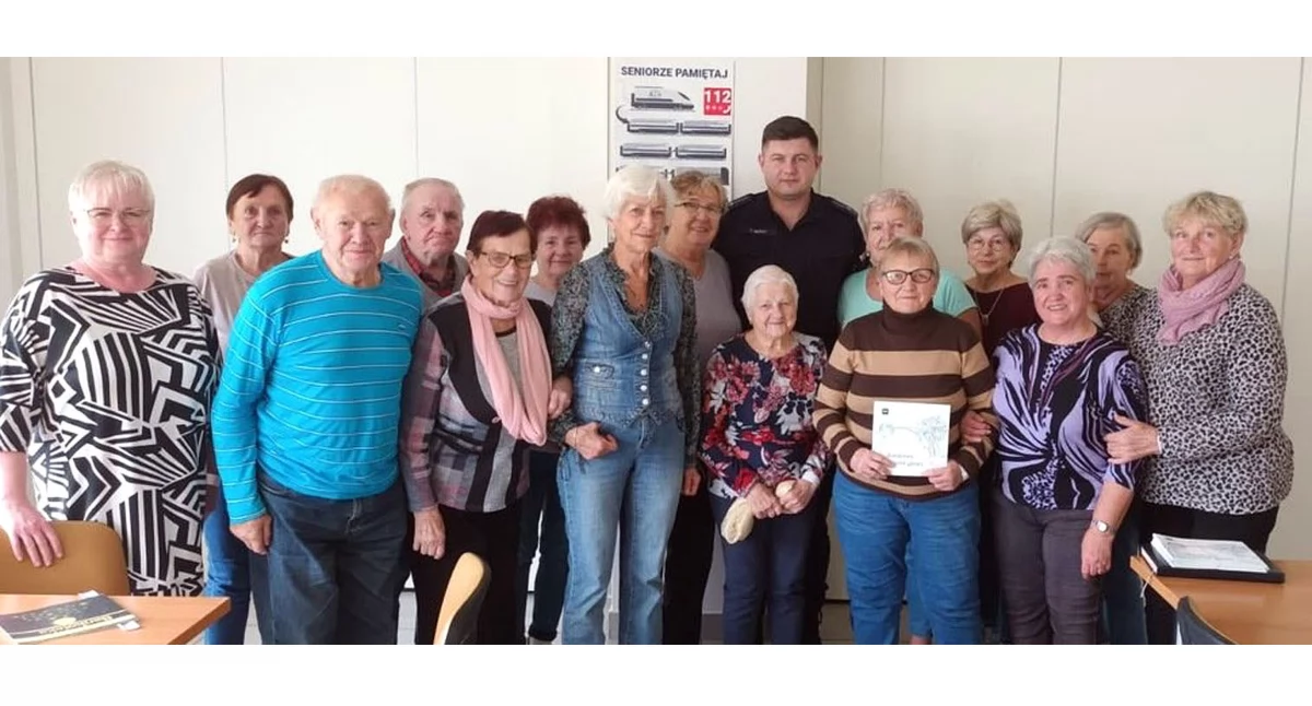 Zdjęcie ze spotkania policjanta z seniorami