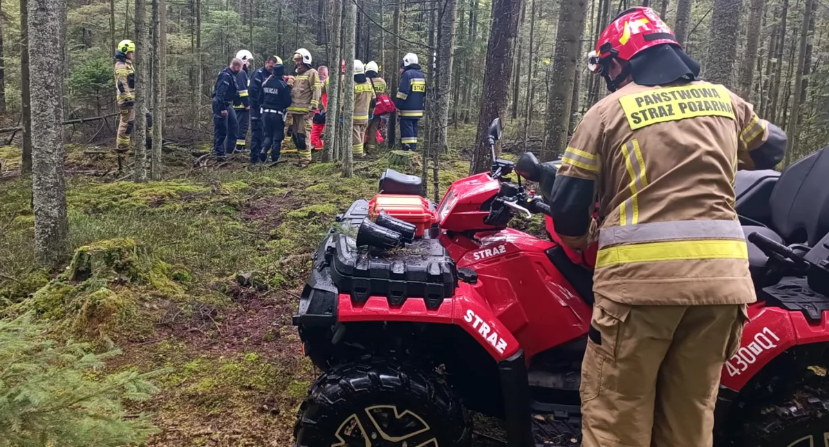 Zdjęcie policjantów i strażaków, którzy szukali zaginionego