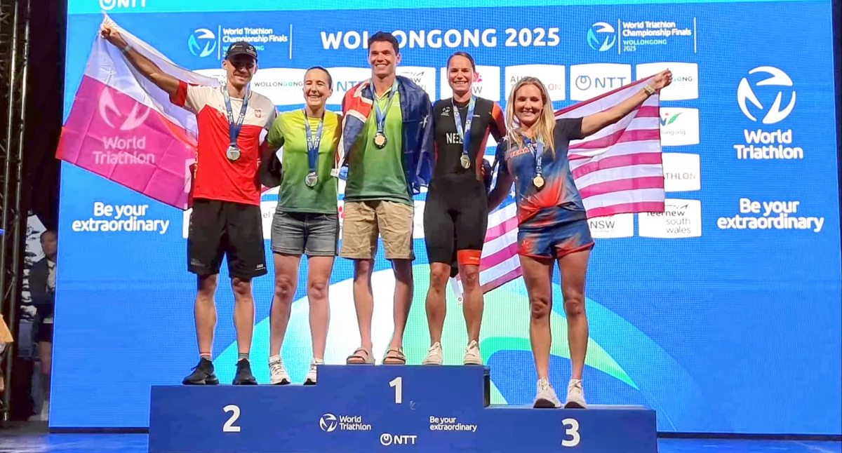 Zdjęcie Przemysława Szymanowskiiego (pierwszy z lewej) na podium MŚ w Australii