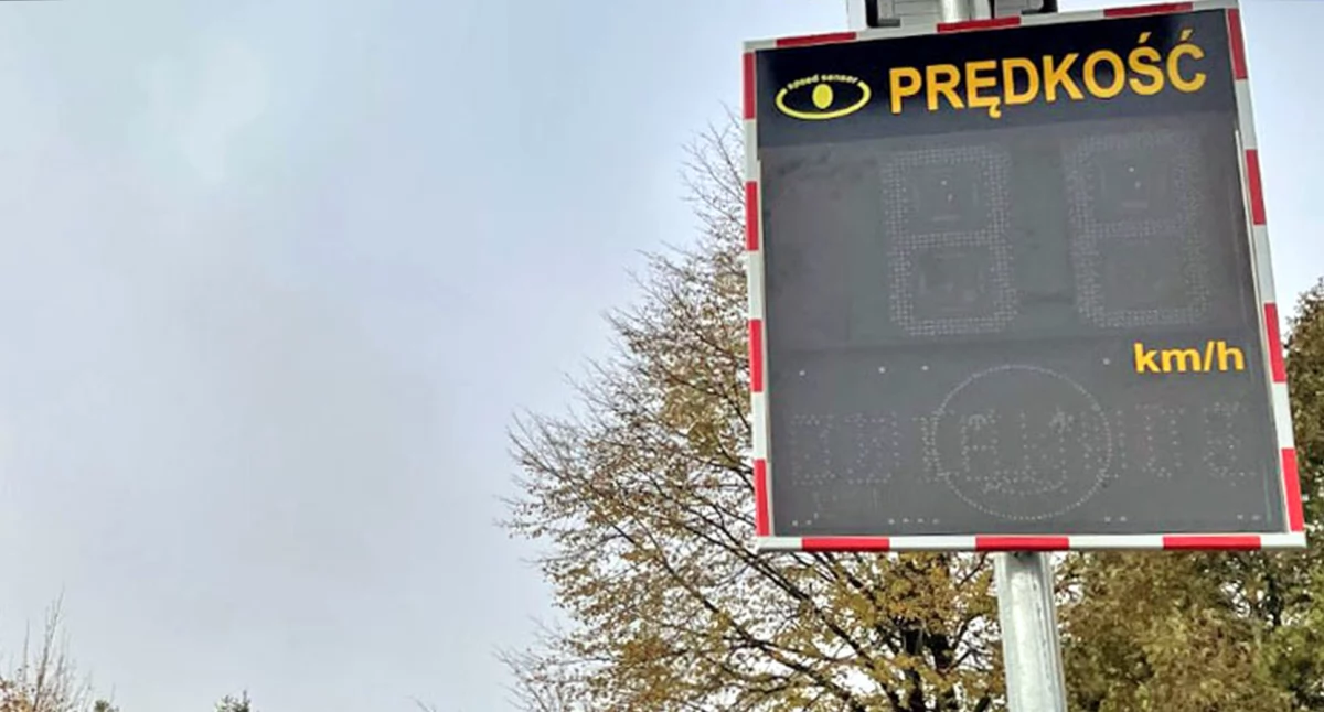 Zdjęcie wyświetlacza prędkości samochodów wjeżdżających do Pomorzan