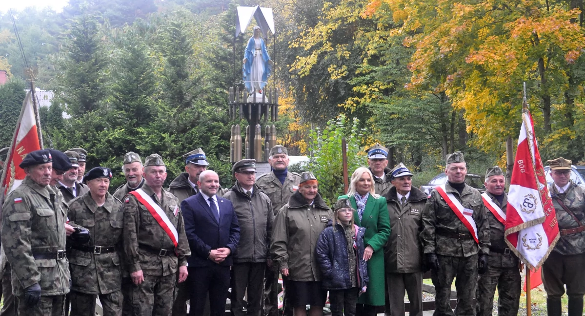 Zdjęcie członków ŚZŻAK przed odbudowaną kapliczką podczas patriotycznej uroczystości