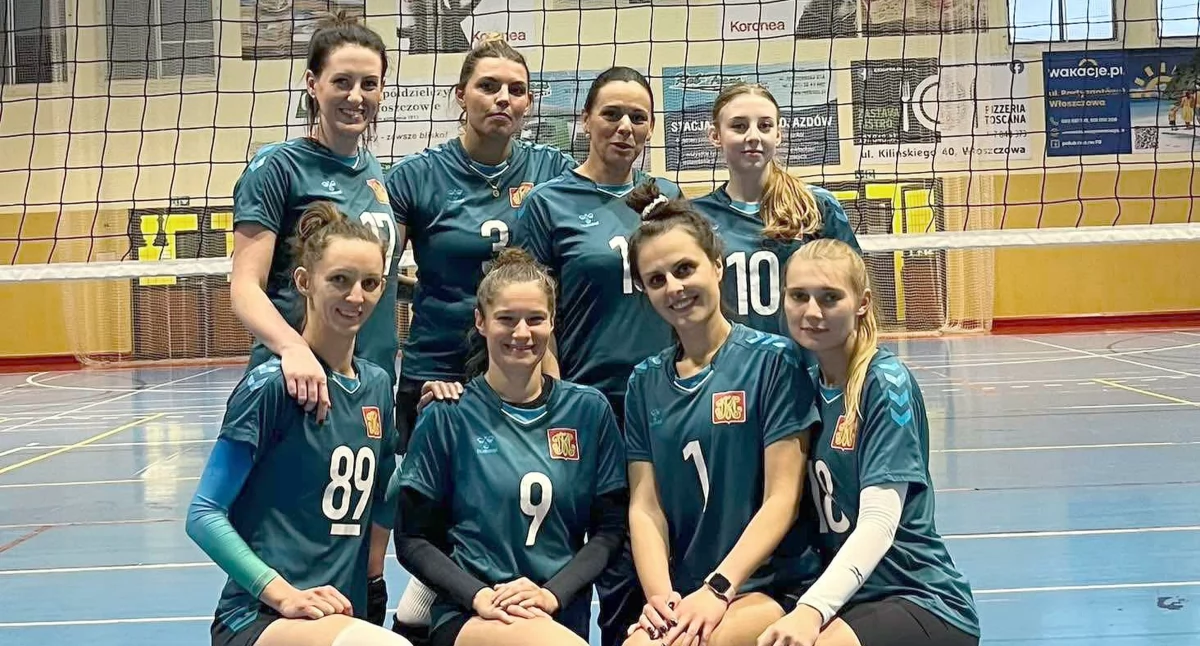 Zdjęcie koneckich siatkarek po wygranym meczu we Włoszczowie