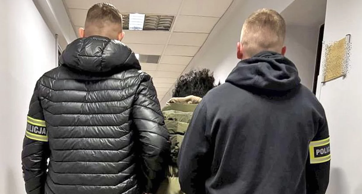 Zdjęcie oszusta zatrzymanego przez policjantów