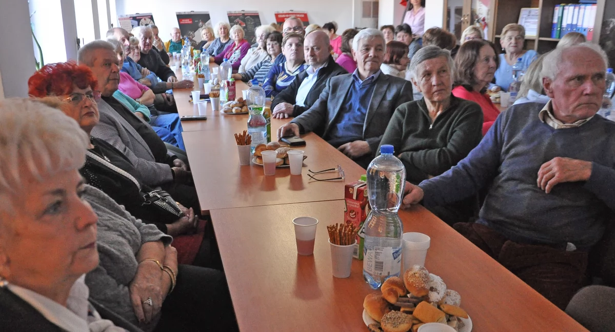 Zdjecie seniorów obecnych na spotkaniu