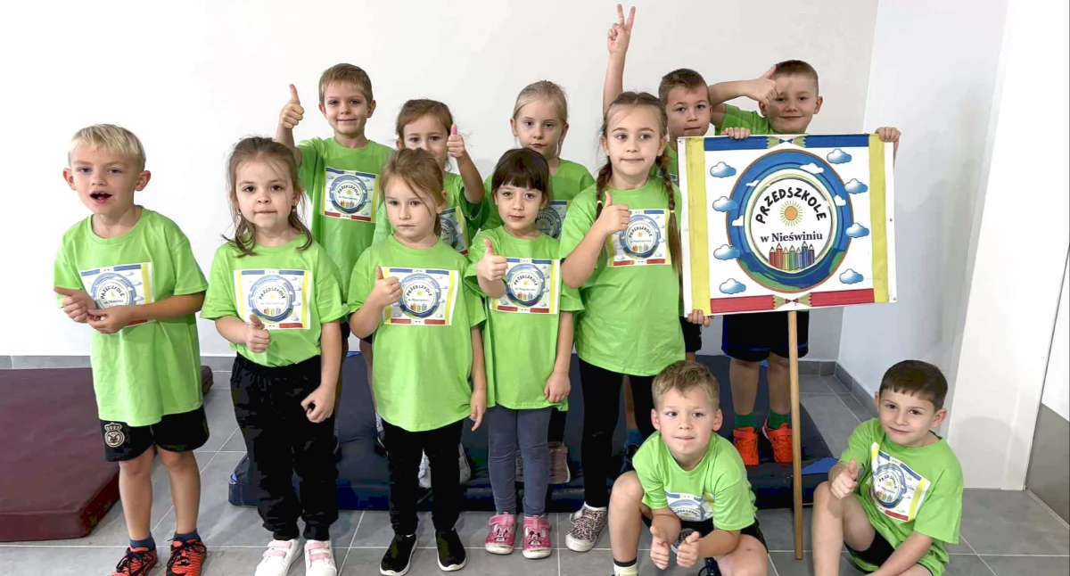 Zdjęcie drużyny Przedszkola w Nieświniu, zwycięzców gminnej Przedszkoliady w Końskich