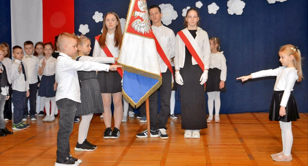 Zdjęcie ucvzniów, którzy składają ślubowanie na sztandar szkoły