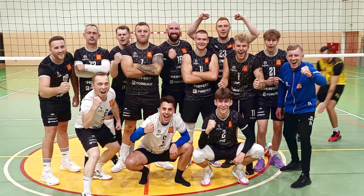 Zdjęcie zwycięskiej drużyny siatkarzy Fair Play Końskie