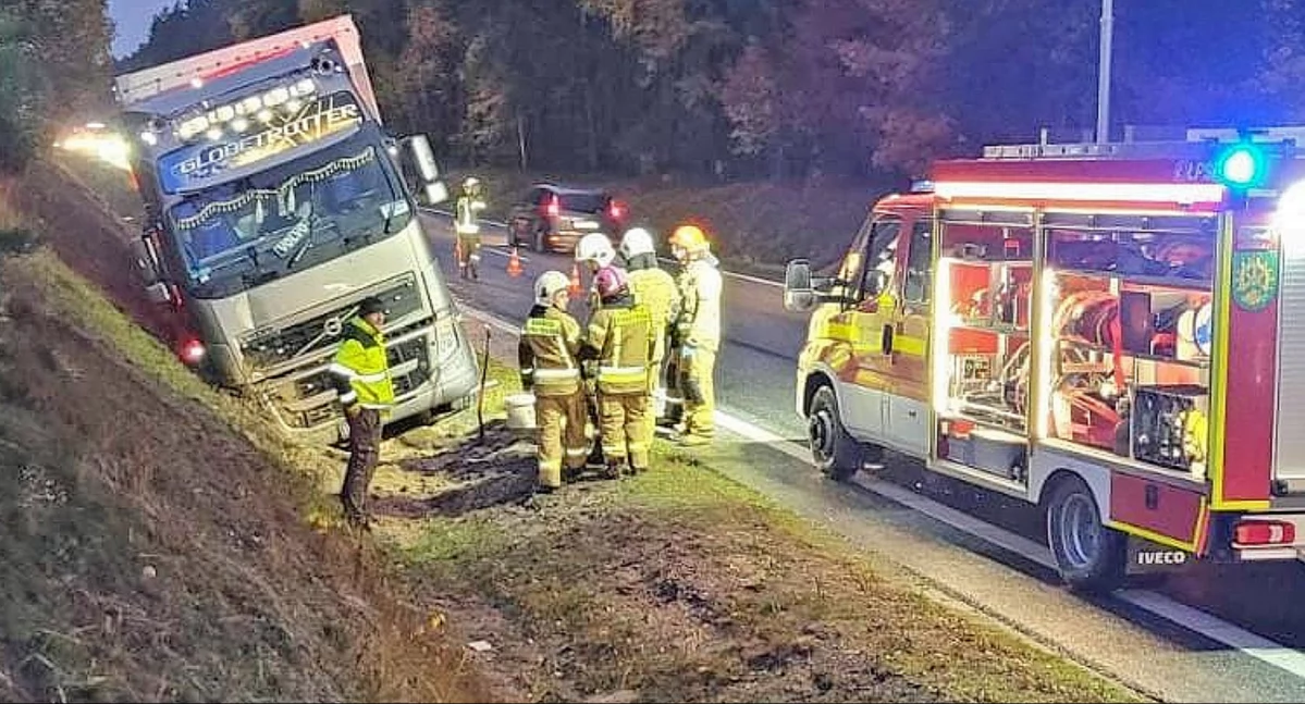 Zdjęcie miejsca zdarzenia, gdzie pracowały służby ratownicze