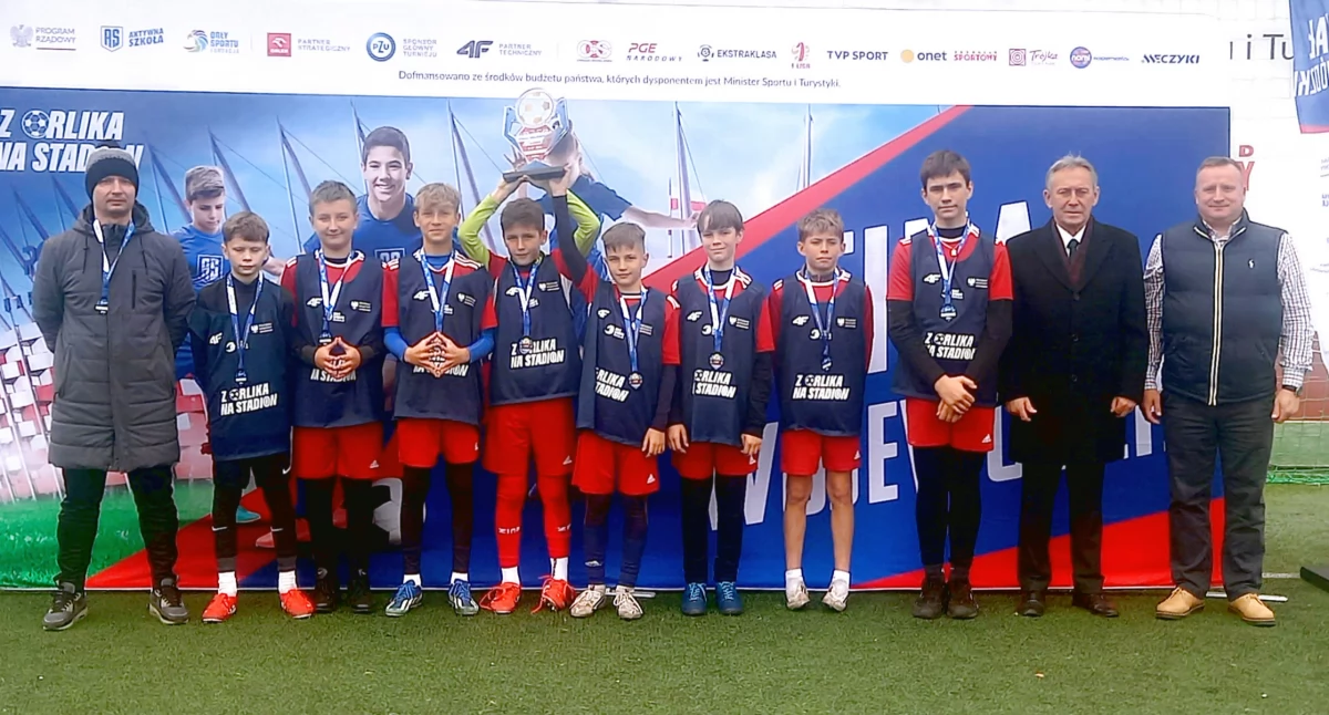 Zdjęcie zwycięskiej drużyny chłopców U13 z SP Stadnicka Wola z opiekunem i organizatorami