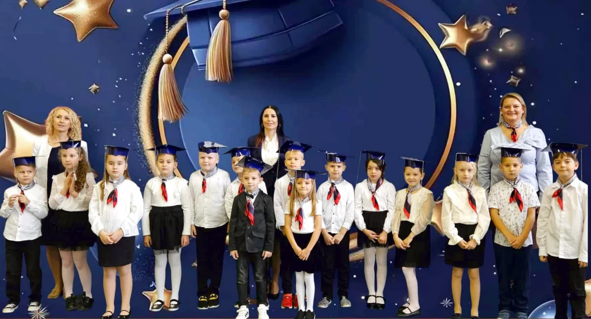 Zdjęcie pierwszoklasistów podczas uroczystego pasowania na ucznia w SP Królewiec