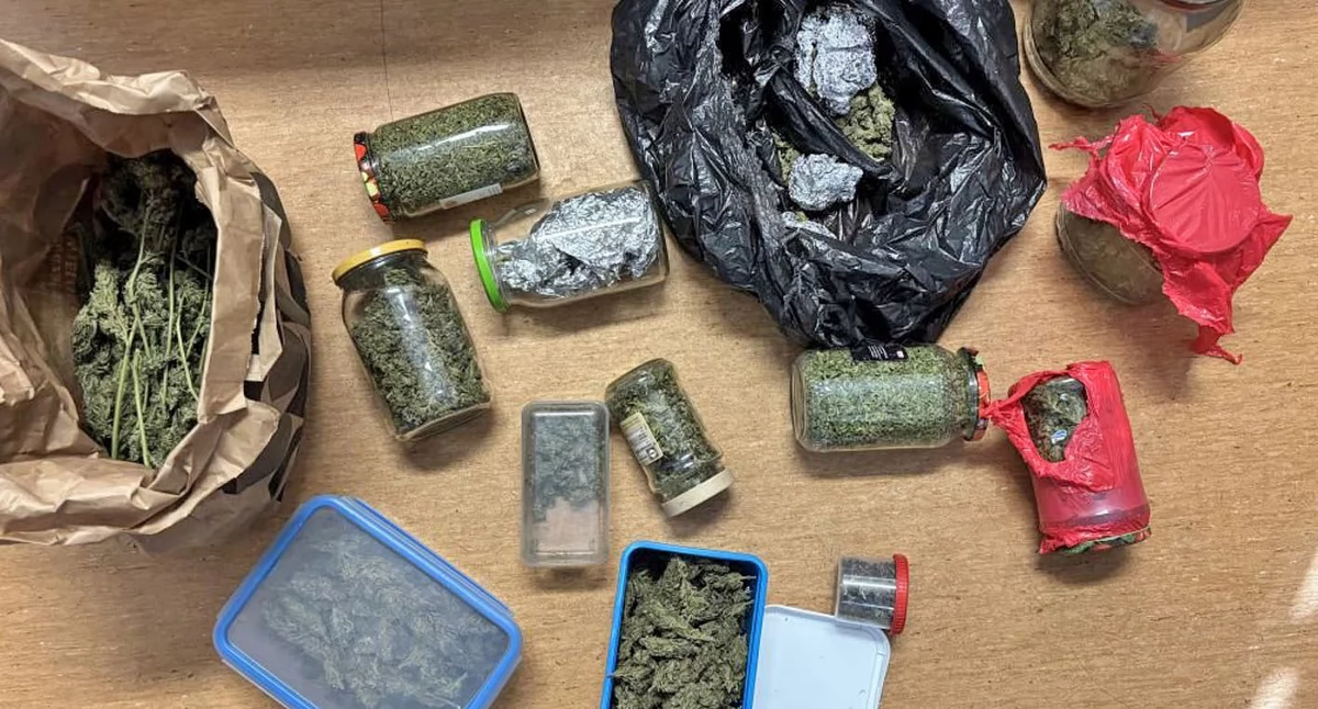 Zdjęcie narkotyków znalezionych u mężczyzny