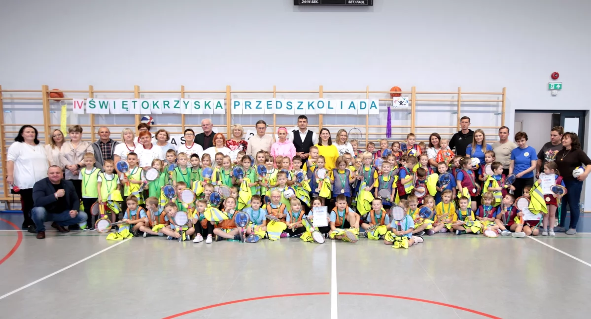 Pamiątkowe zdjęcie uczestników gminnej Przedszkoliady w Krasnej