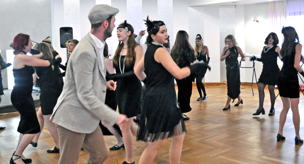 Zdjęcie aktorów Teatru Lustro na scenie