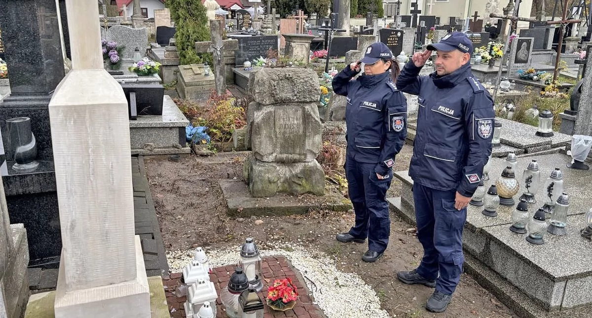 Zdjęcie delegacji koneckiej policji przed grobem koneckiego policjanta