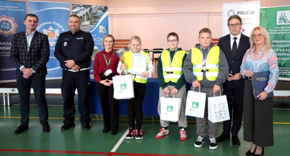 Zdjęcie zwycięskiej drużyny Publicznej Szkoły Podstawowej nr 2 w Stąporkowie z organizatorami