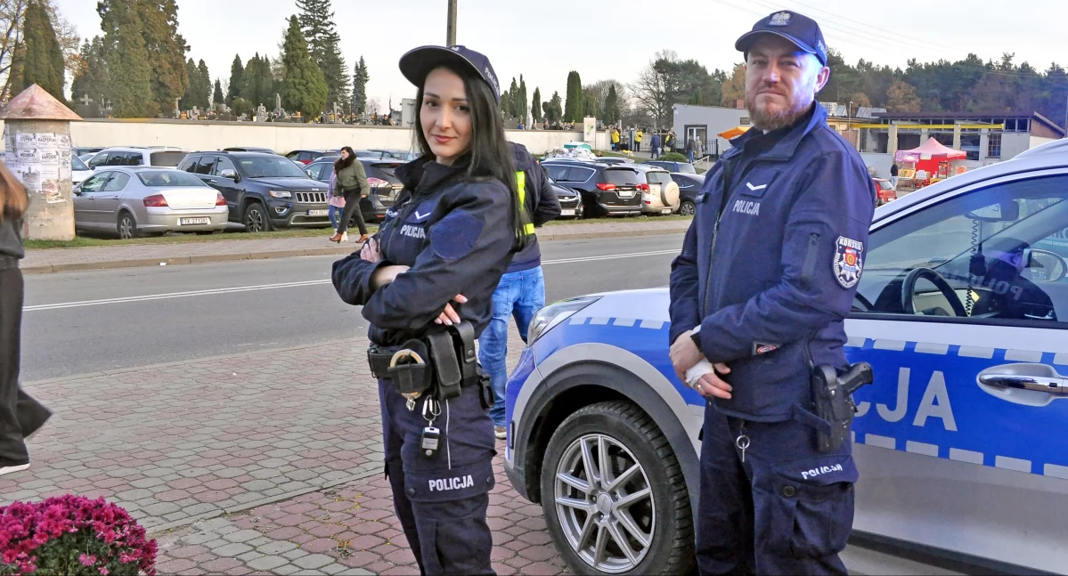 Zdjęcie policyjnego patrolu na ul. Browarnej w Końskich
