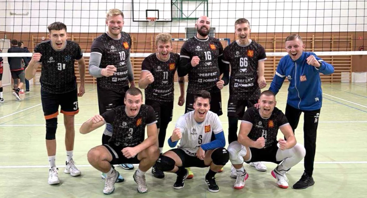 Zdjęcie drużyny siatkarzy Fair Play Końskie po zwycięskim meczu z Góralem Górno